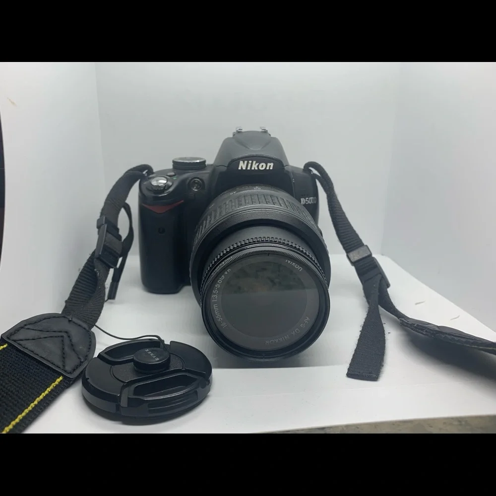 Nikon D5000 BUNDLE. Camera, purse, extra lens, and Speedlight. Great condition.