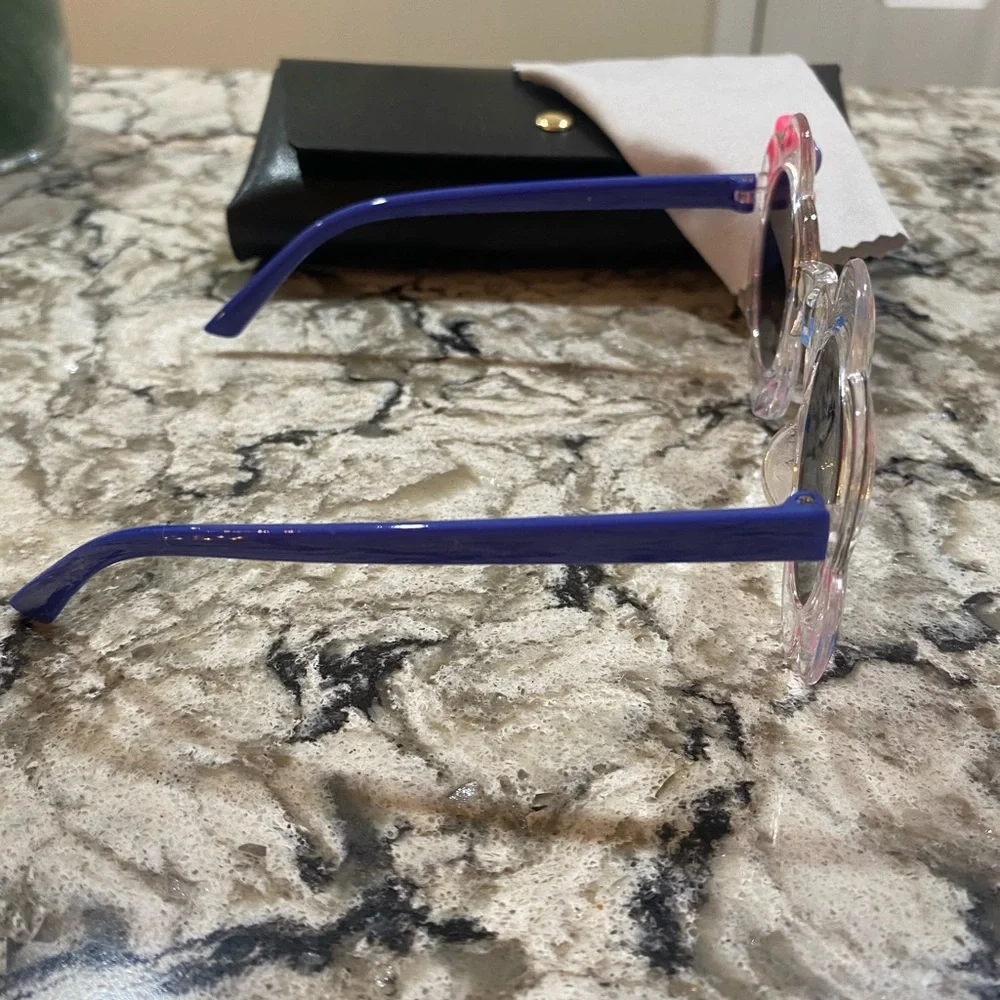 N/A blue sunglasses