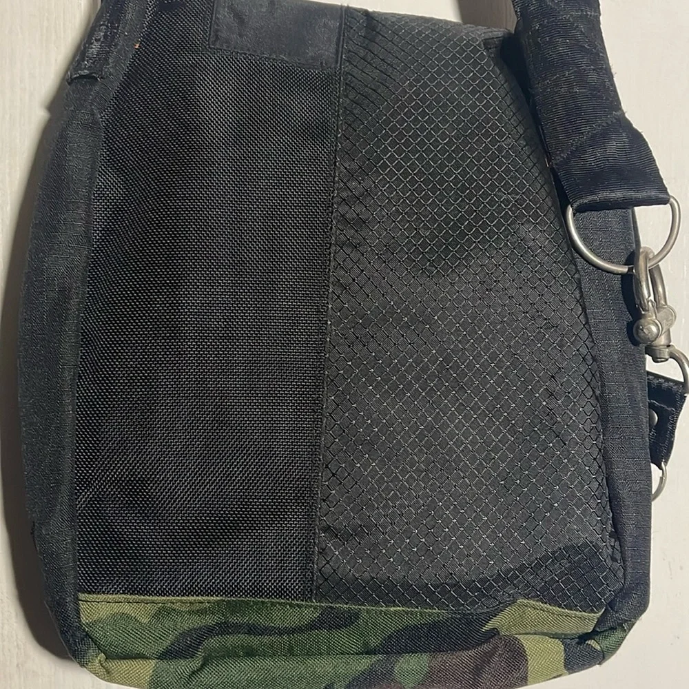 III Parcel New York Crossbody Messenger Bag black camo