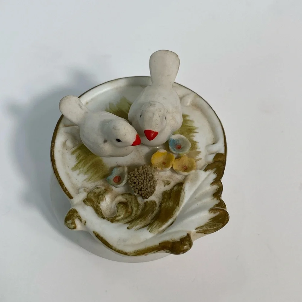 Vintage Lovebirds/Doves trinket box/ring holder storage container. Trinket