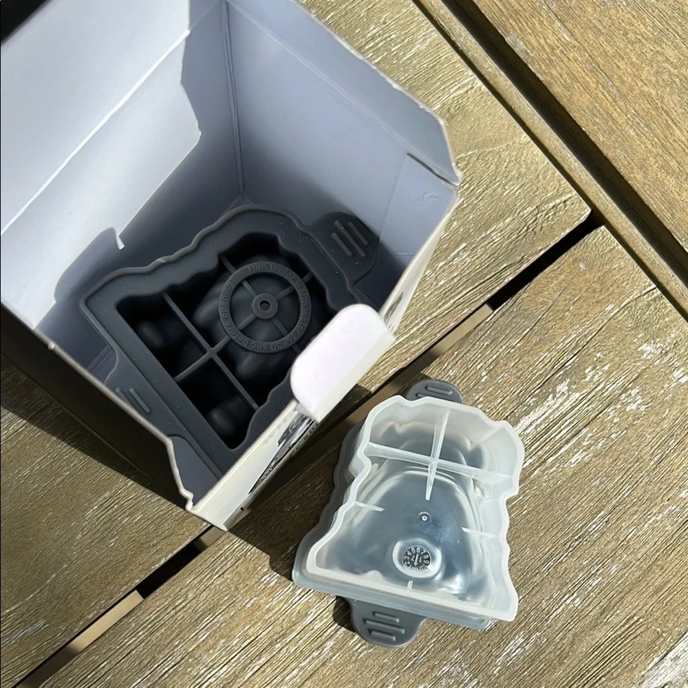 NIB! Williams Sonoma Bulldog Ice Molds