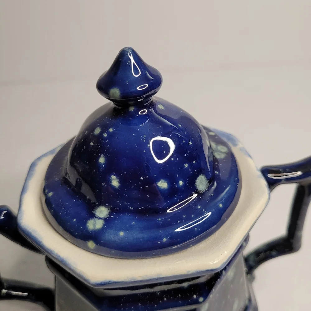 Ceramic sugar bowl with a lid. 272