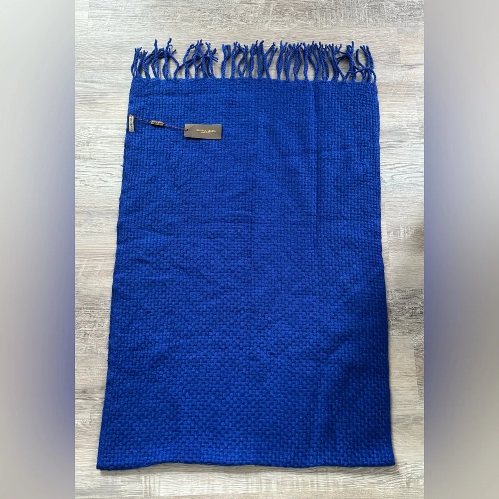 Bottega Veneta Scarf with fringe. A voluminous Bottega Veneta scarf