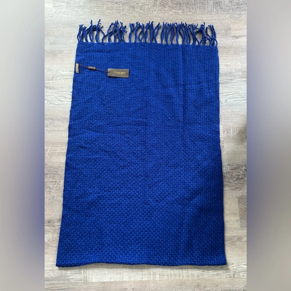 Bottega Veneta Scarf with fringe. A voluminous Bottega Veneta scarf