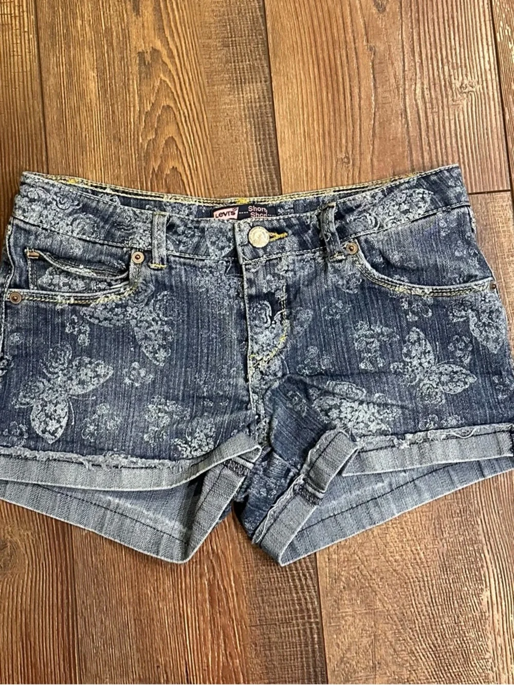 Levis levi cropped