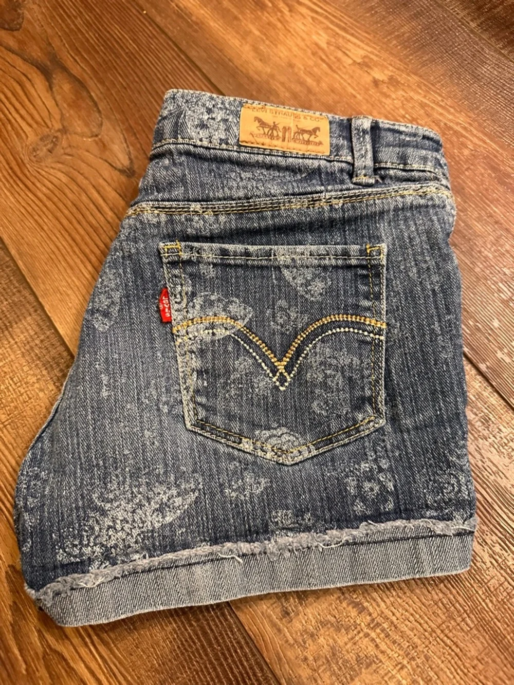 Levis levi cropped