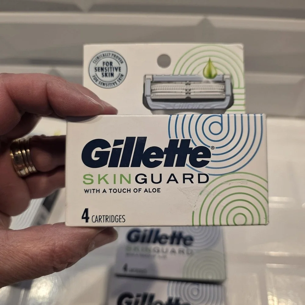 Gillette SkinGuard Razor For Sensitive Skin 1 Razor/ 18 Cartridges Included NEW