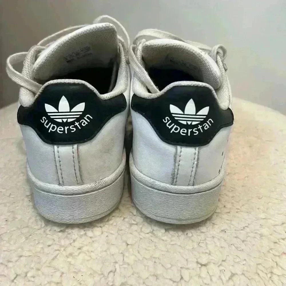 Adidas “Stan Smith” Superstar tennis shoes size 1. In good condition.
