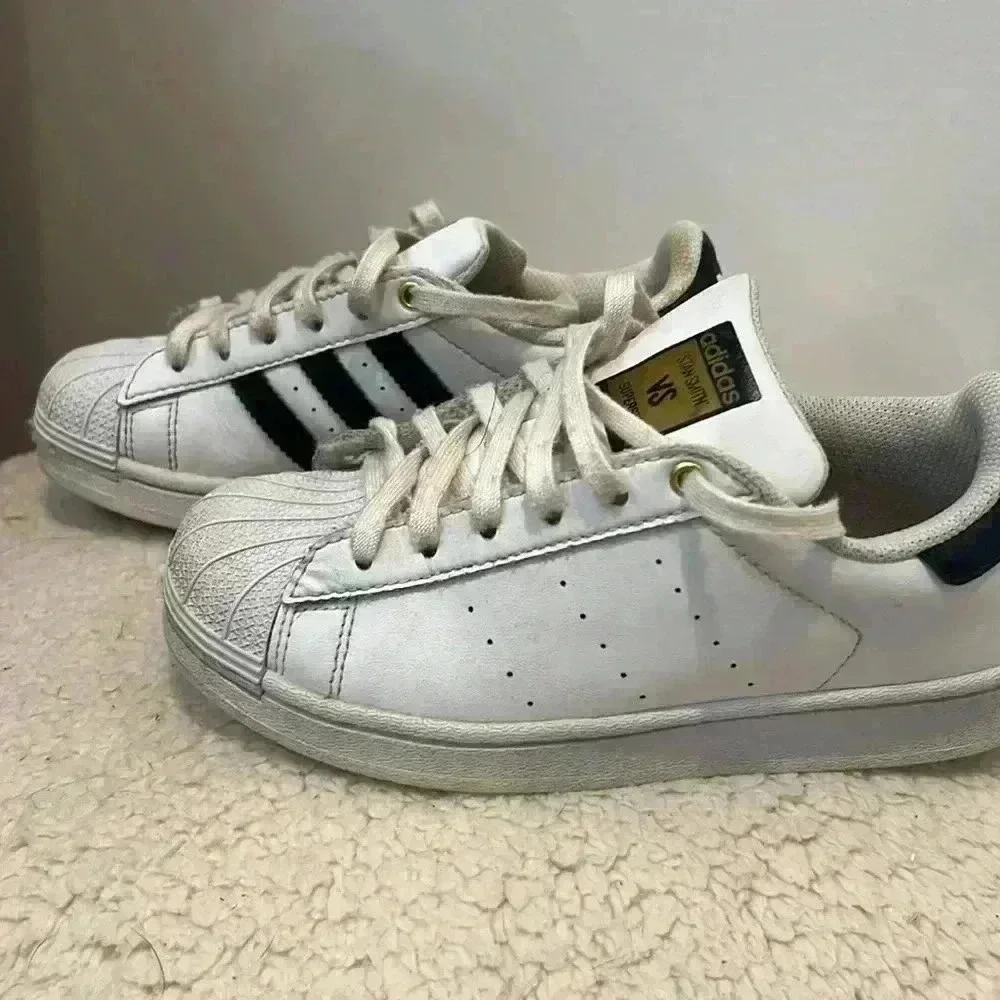 Adidas “Stan Smith” Superstar tennis shoes size 1. In good condition.