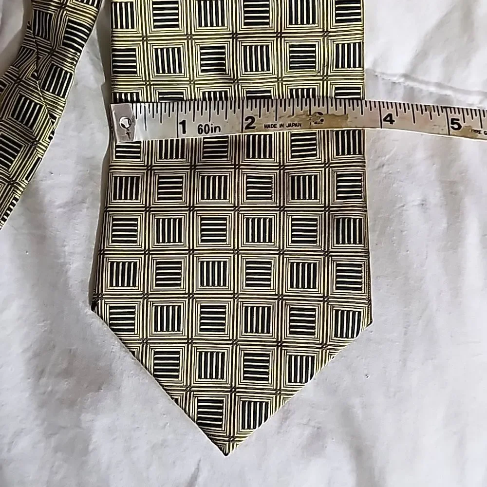 Nautica Tie 100 Percent Silk Greenish Yellow and Black Width 3.75