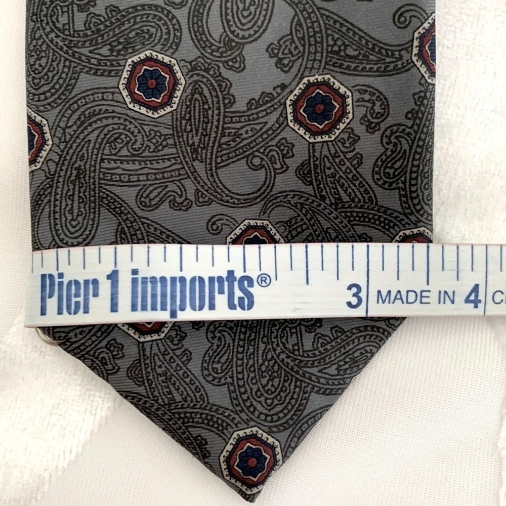 Jones New York Men’s Tie. 100% Silk. Paisley Pattern w/ Navy & Burgundy Accents