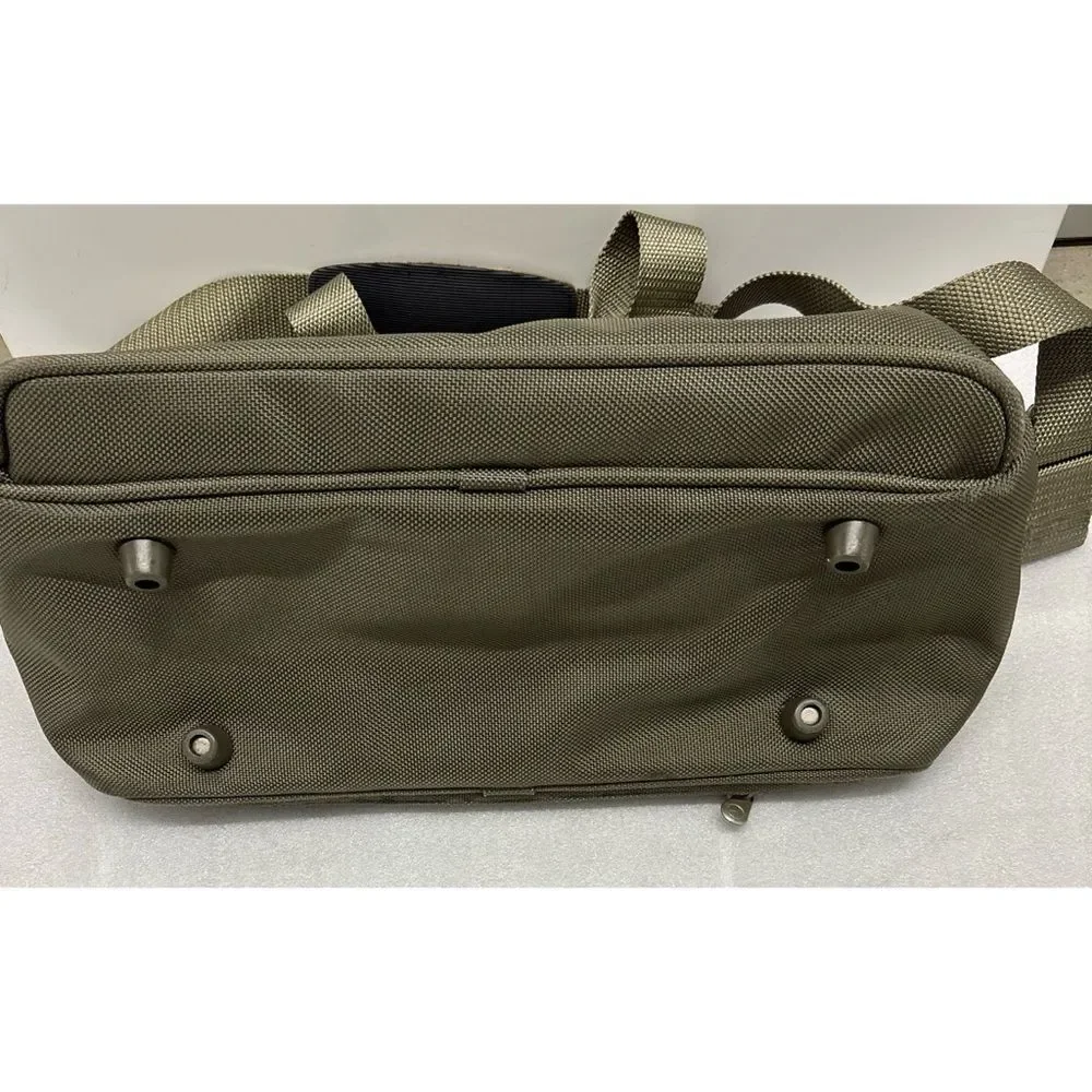 Briggs & Riley durable khaki