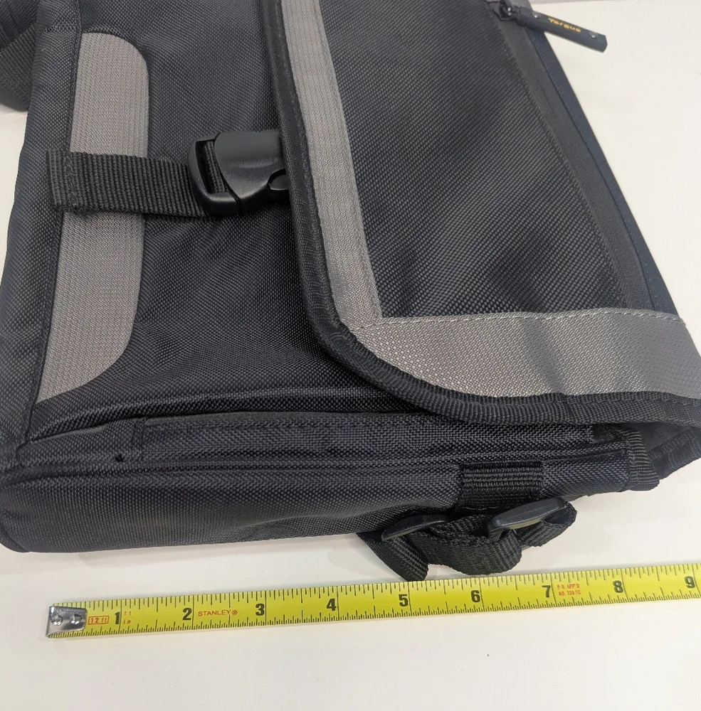 Targus Padded Black and Grey Laptop Messenger Shoulder Bag With Strap