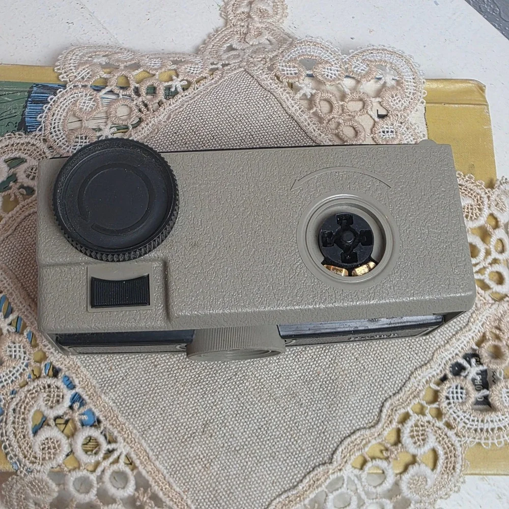 Vintage 60s Kodak Hawkeye Instamatic‎ II 126 Film Camera Tan Black