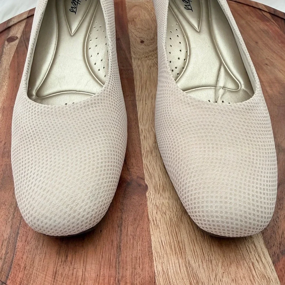 Trotters Lauren Nude Size 10N -3D Textured Leather Low Wedge Pumps T1110-136 New