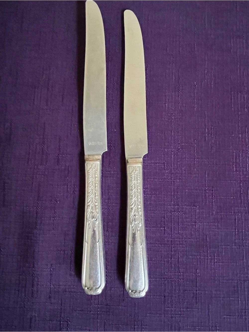 Set of 2 Vintage Wm. Rogers Silverplate Dinner Knives New French Hollow Pattern