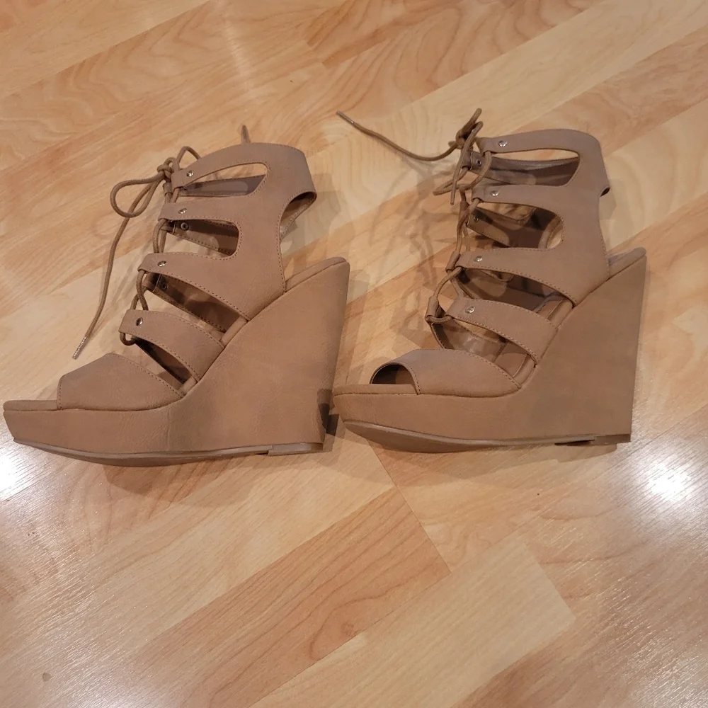 Candie's Wedge Gladiator Tan Neutral Strappy Sandals size 8.5