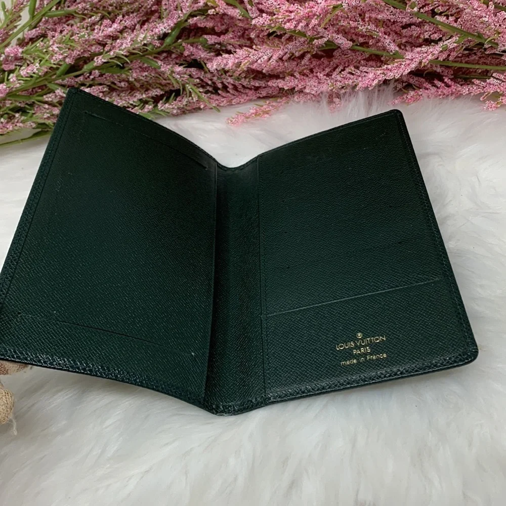 Louis Vuitton Green Taiga Leather Checkbook Wallet Datecode:V10967