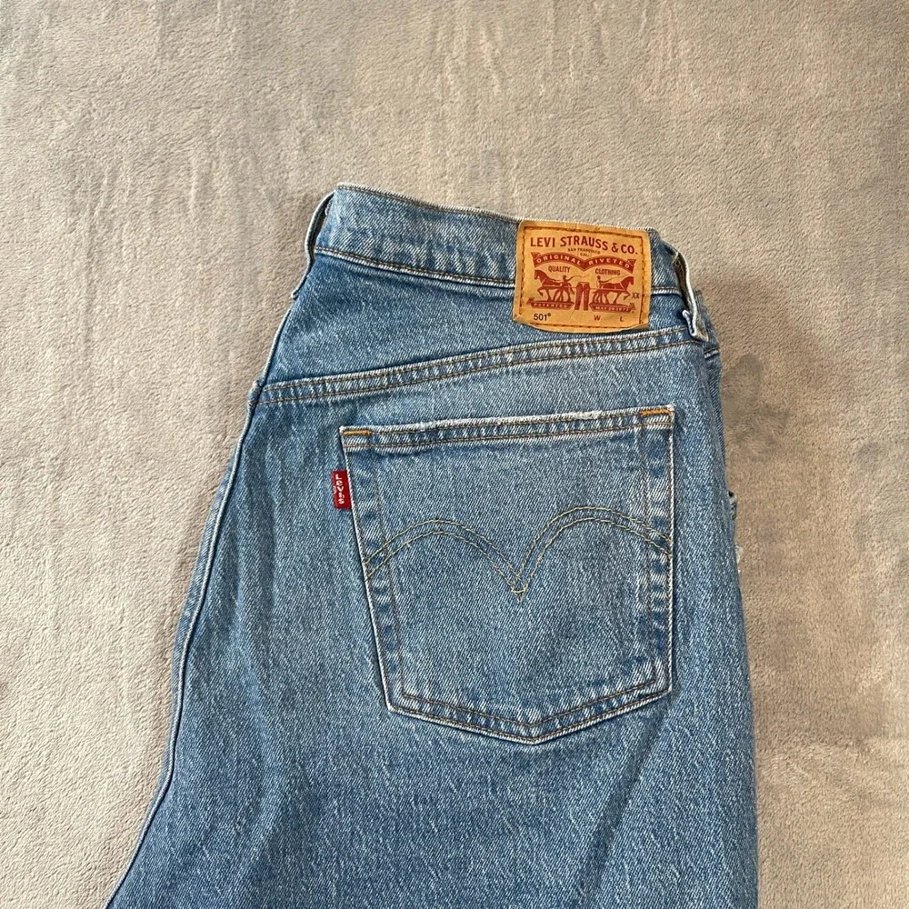 Levis 501 Mens Jeans W32 L32 Light Wash Distressed Button Fly Straight Leg