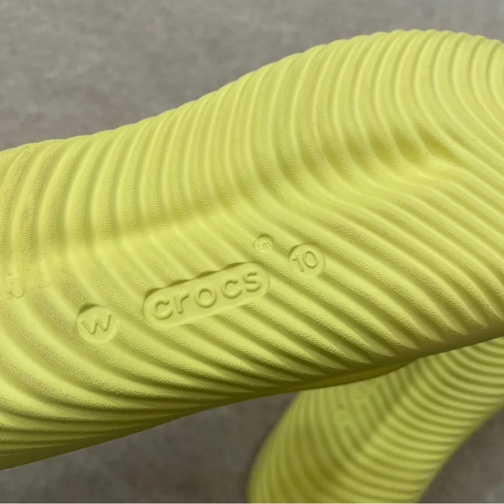 CROCS Mellow Recovery Sulphur Yellow Comfort Flip Flops Women's Size 10
