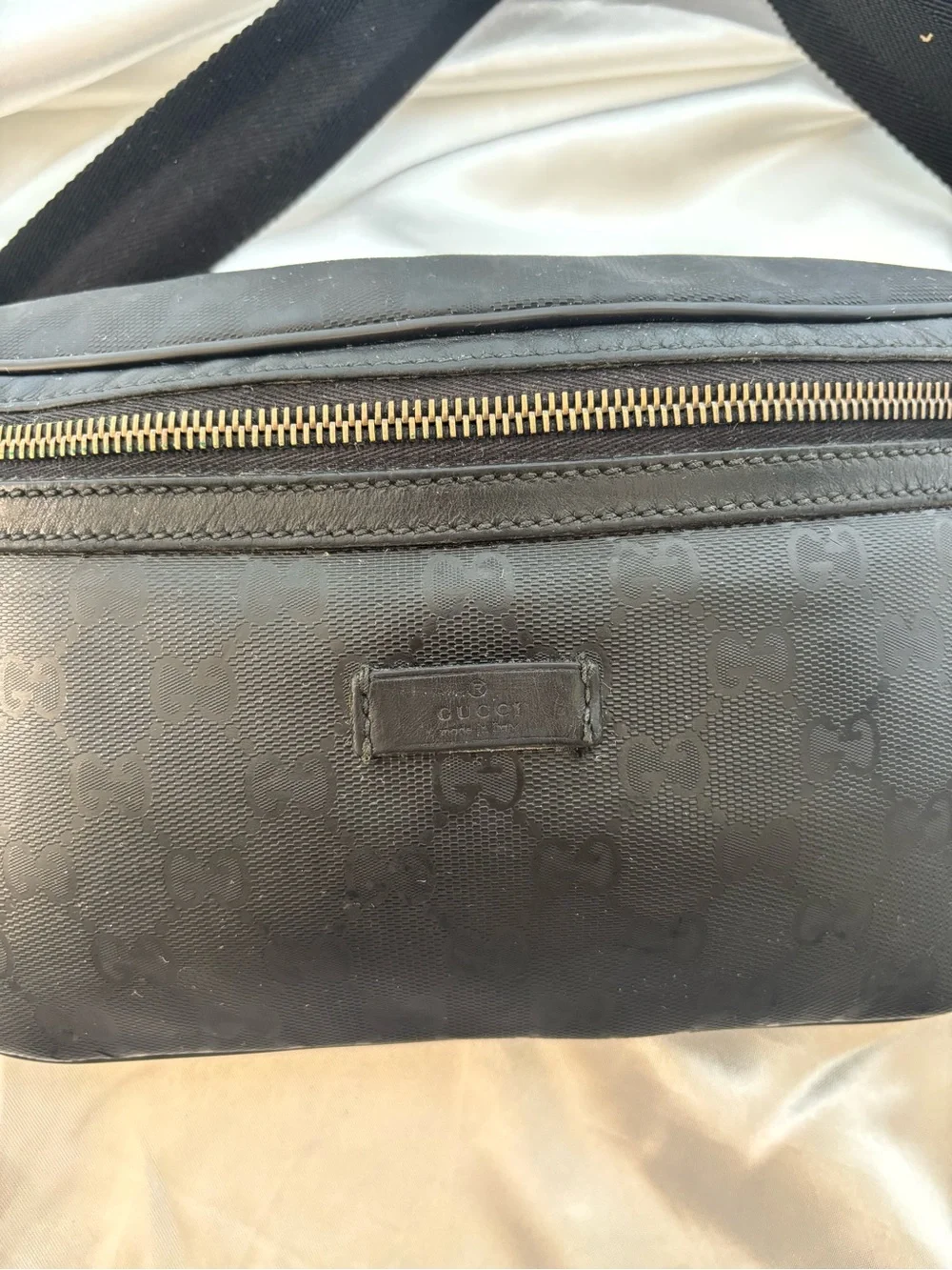 Gucci compact black