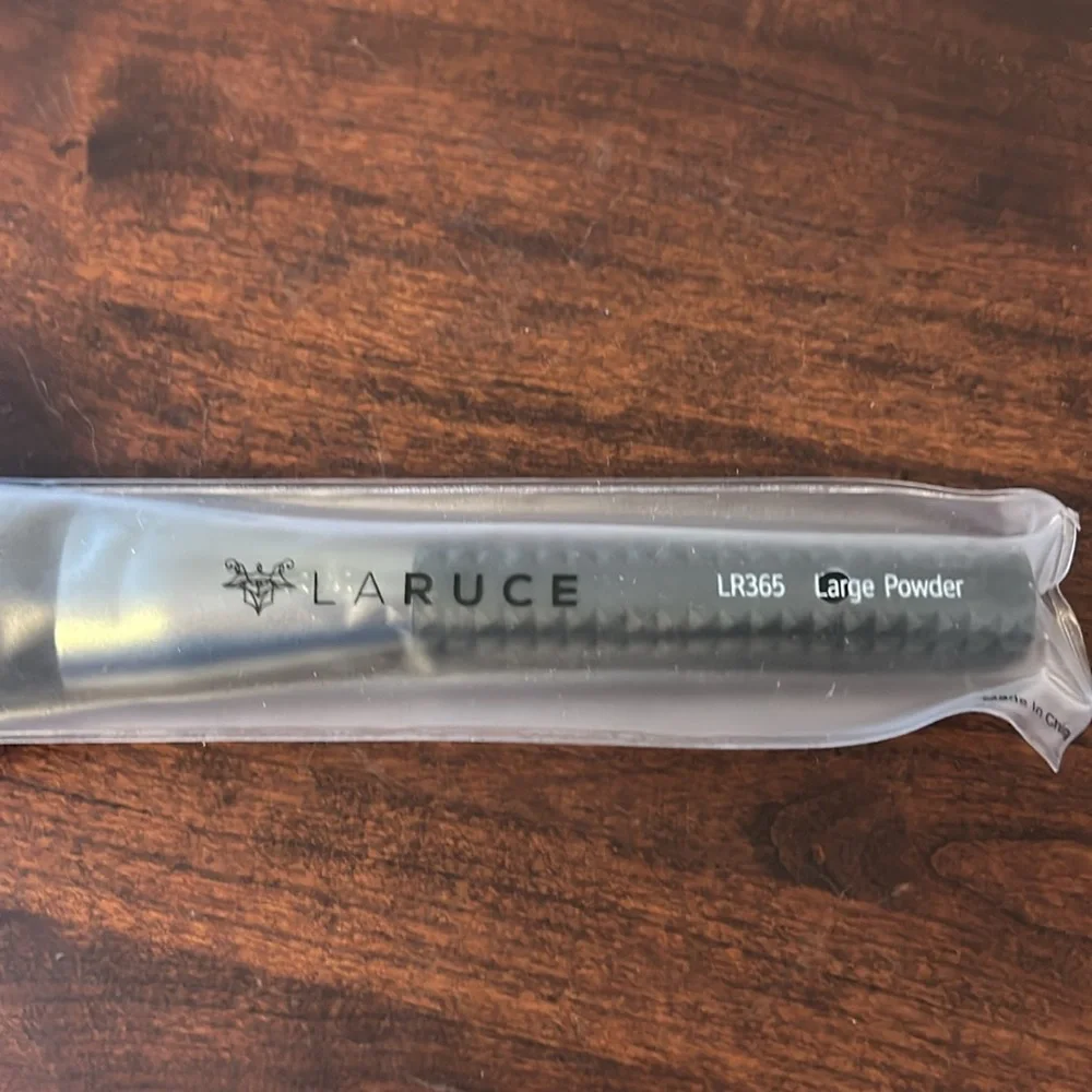 Laruce LR365 Large Powder brush in Midnight NWT