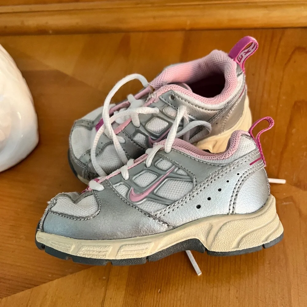 Nike Girls Silver and Pink Sneakers US Sz 5cw