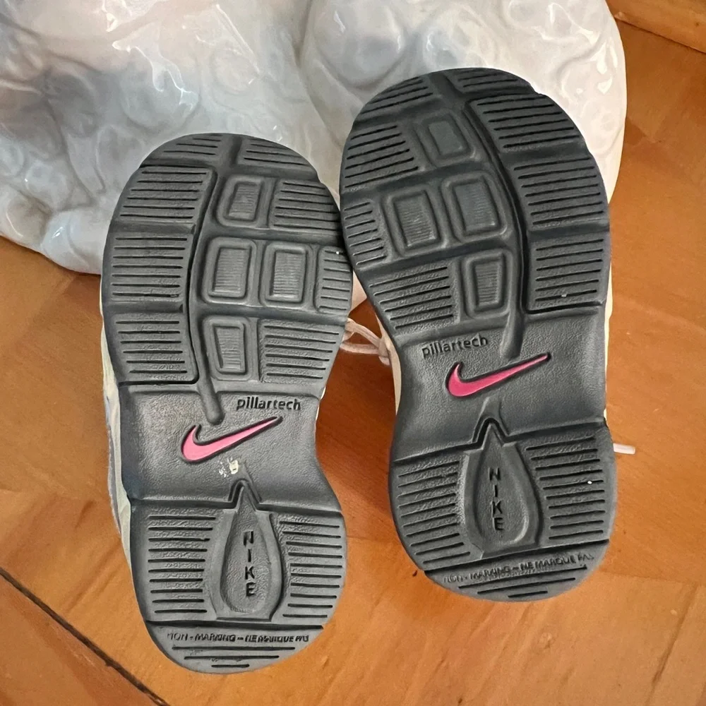 Nike Girls Silver and Pink Sneakers US Sz 5cw