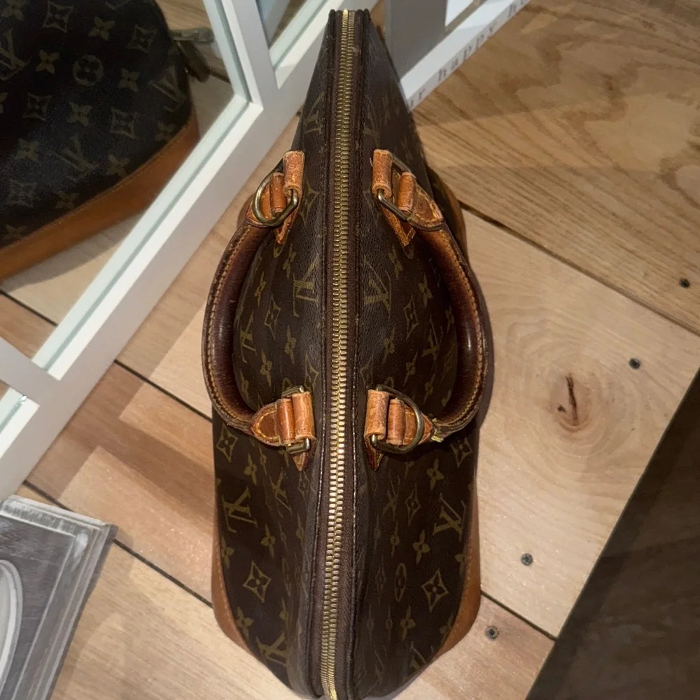 Louis Vuitton elegant louis