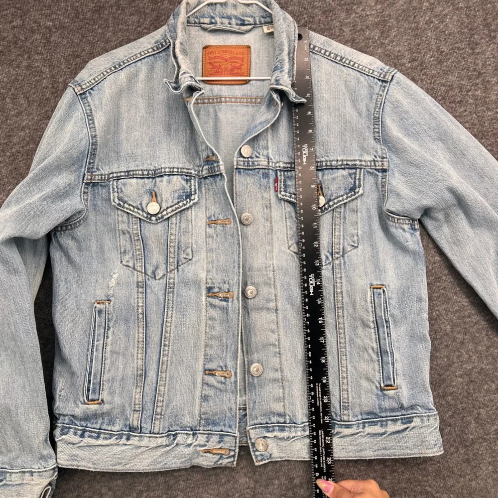 Levis Womens Light Wash Denim Trucker Jacket Size M Blue Distressed S40117