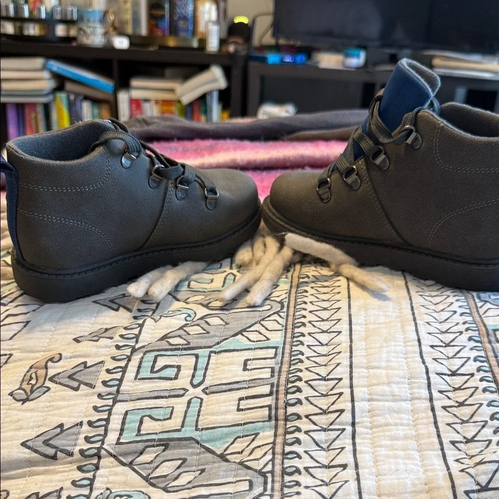 Carters Size 13 Gray Kids Donnie Boots Like New