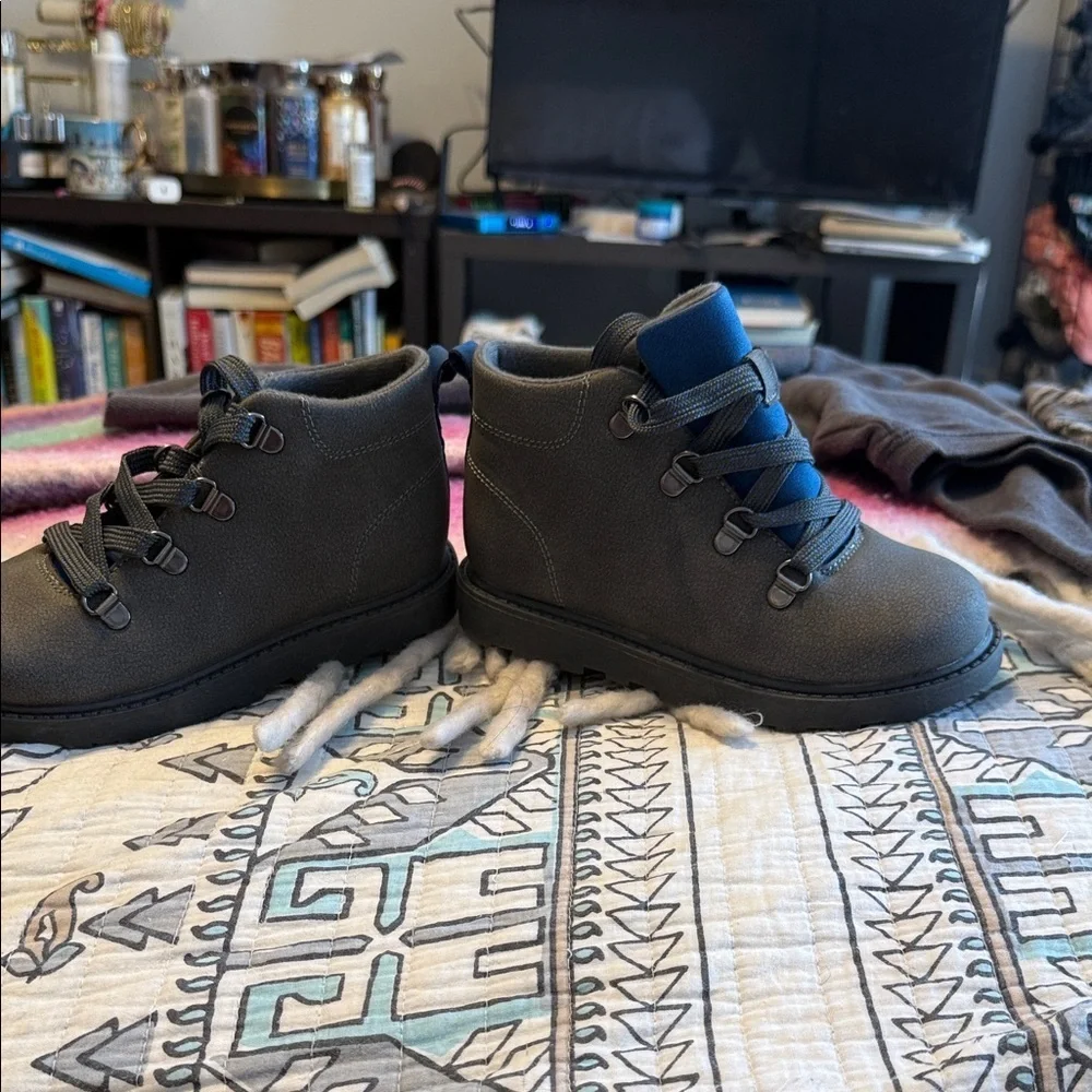 Carters Size 13 Gray Kids Donnie Boots Like New