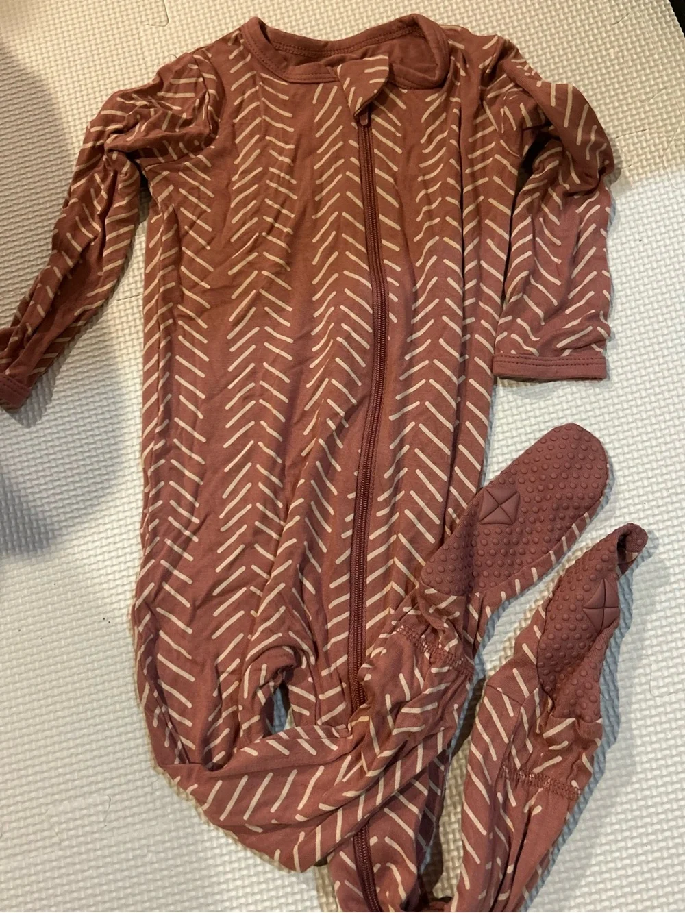 Kyte Baby Mauve Pink/Brown Arrow-Print Baby Footed Sleeper