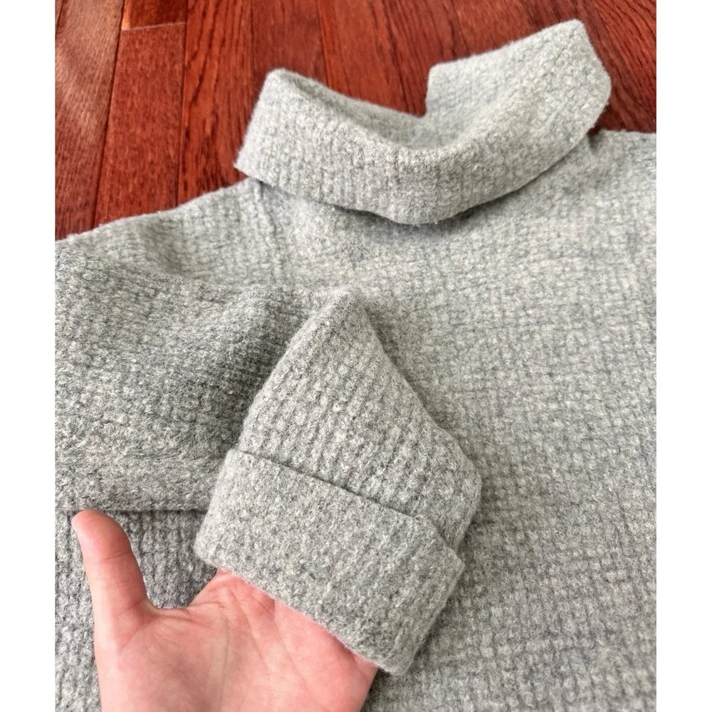Free People 100% Wool Light Grey Long Sleeve Turtle Neck Sweater Size Small