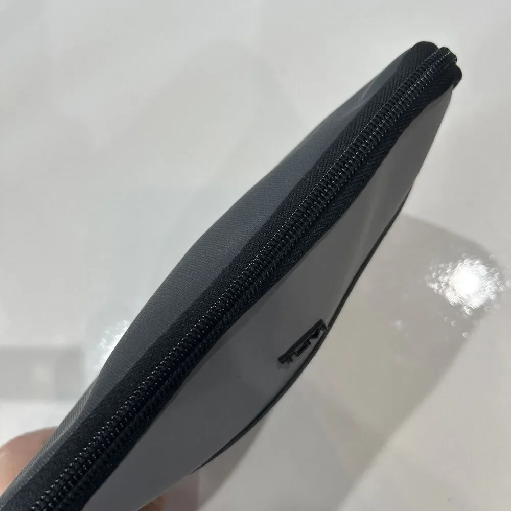 Tumi delta small