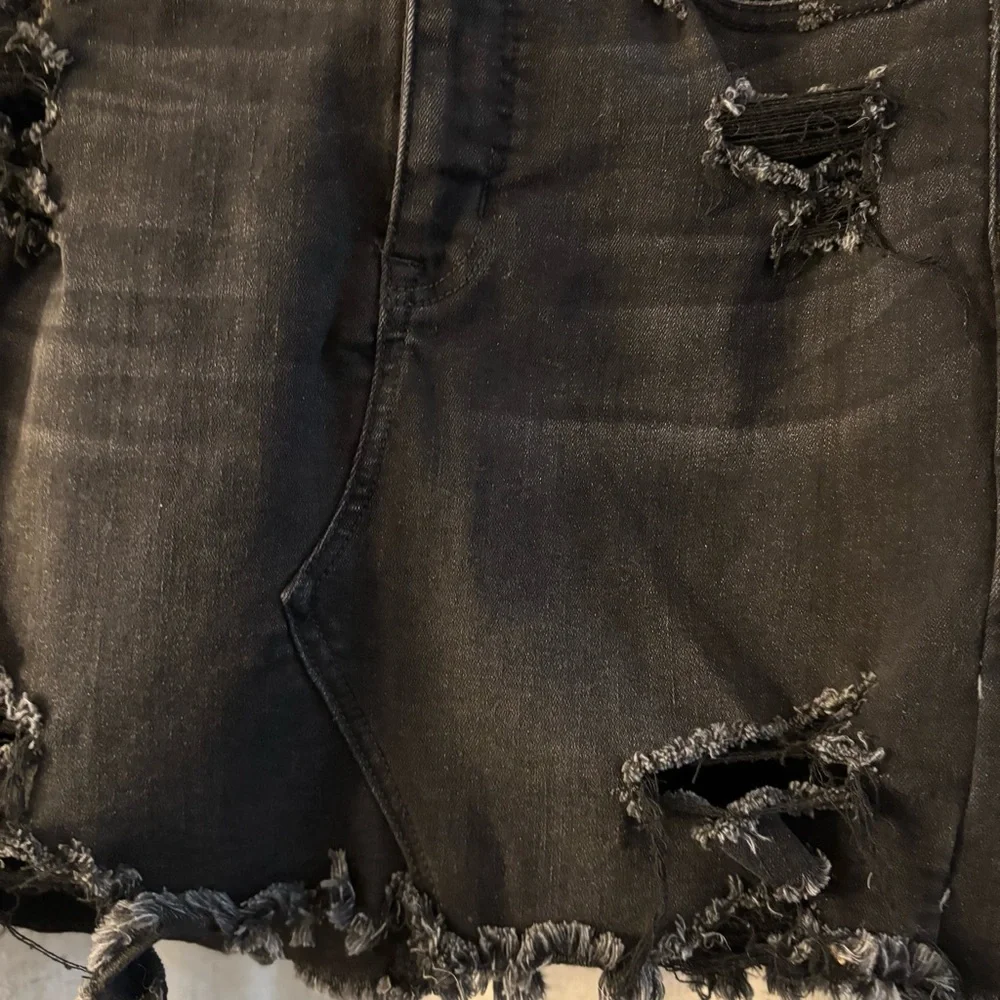 Women's American Eagle Black Jean Skirt Size 6. Distressed Mini. 5 pockets.‎