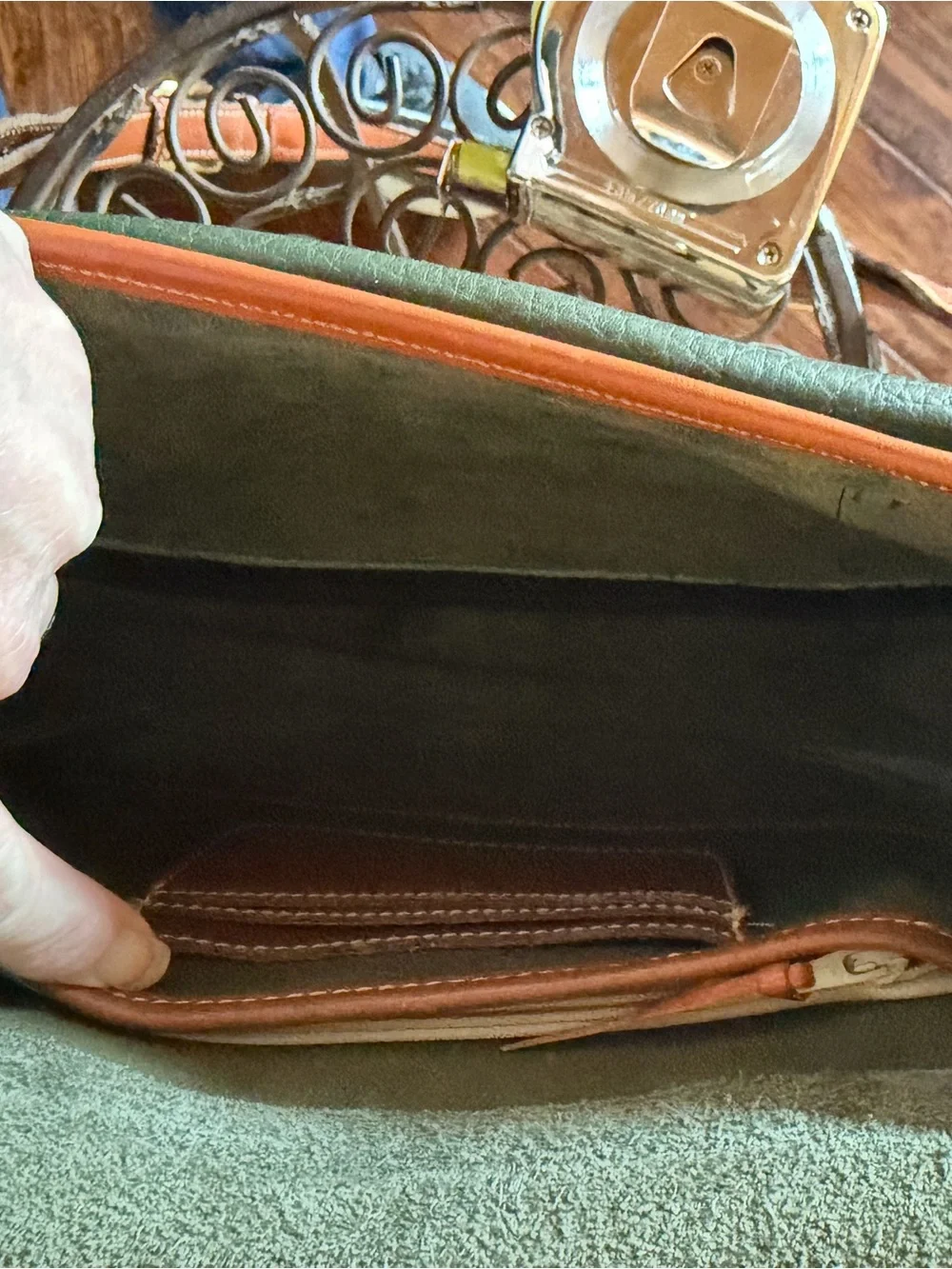 Dooney & Bourke compact pebbled