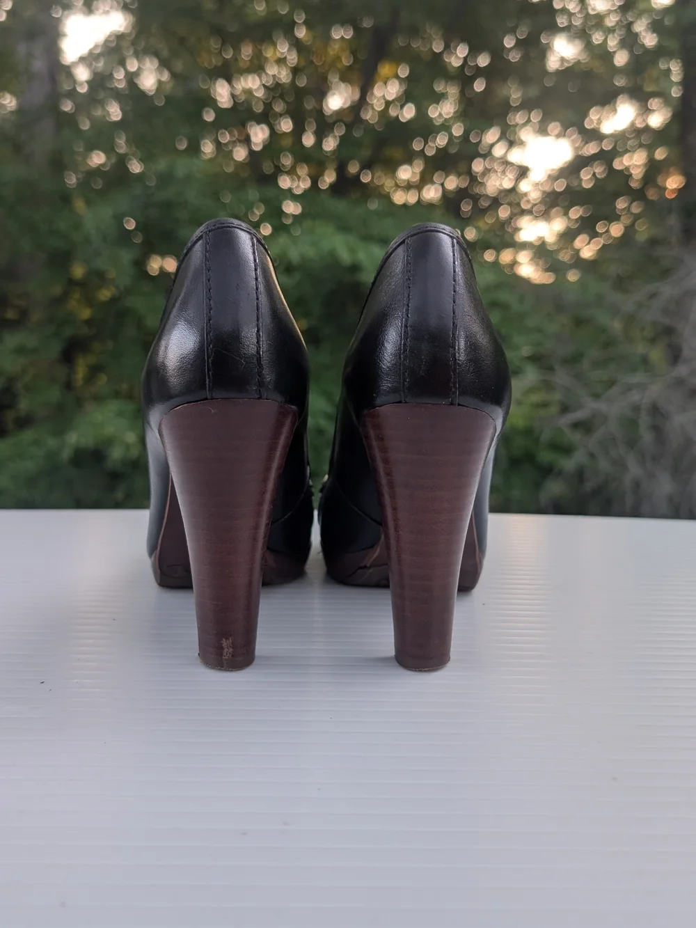 Tory Burch  Calsta Black Leather Logo Medallion Pumps 7