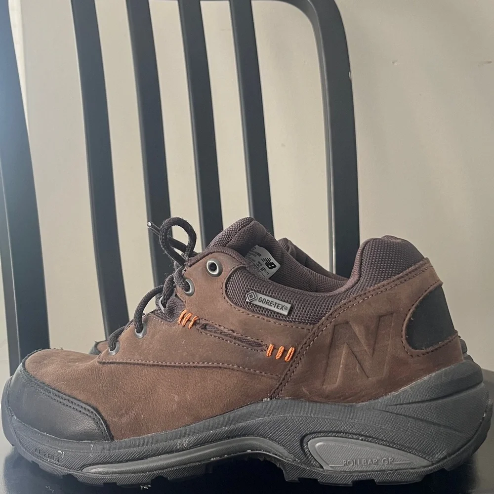 New Balance Men 9.5 Gortex Hiking Sneakers MW1069BR Brown Leather EUC