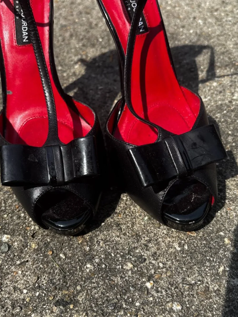 Charles Jourdan nicks pumps details