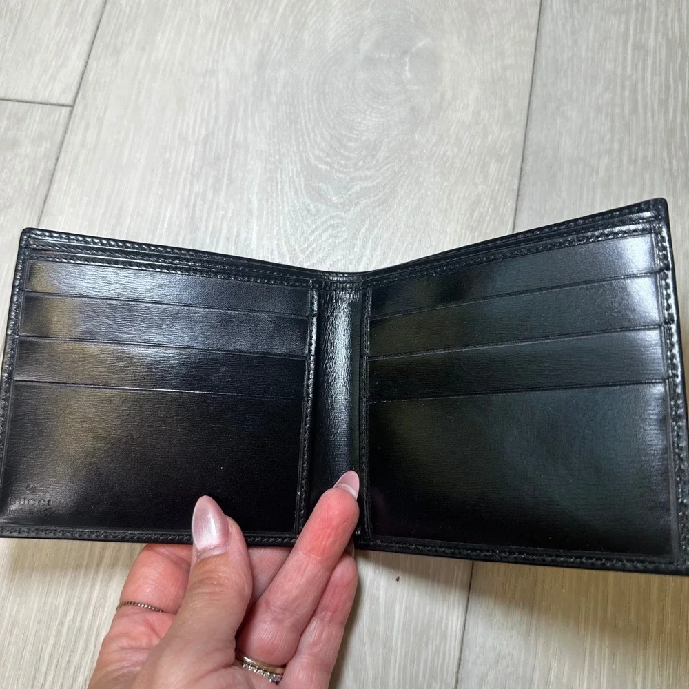 Gucci understated compact