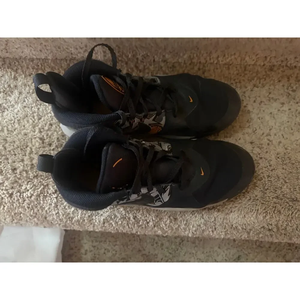 Nike youth 5.5 basketball shoes