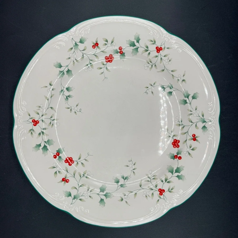 Pfaltzgraff Winterberry Dinner Plates Set of 4 Scalloped Holly Berries 10.25