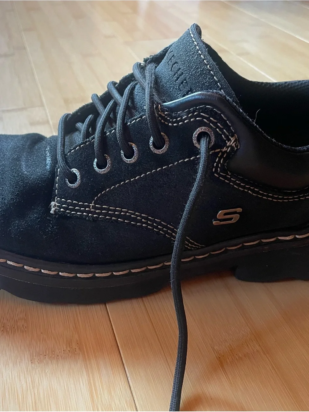 Skechers sole closure contrast
