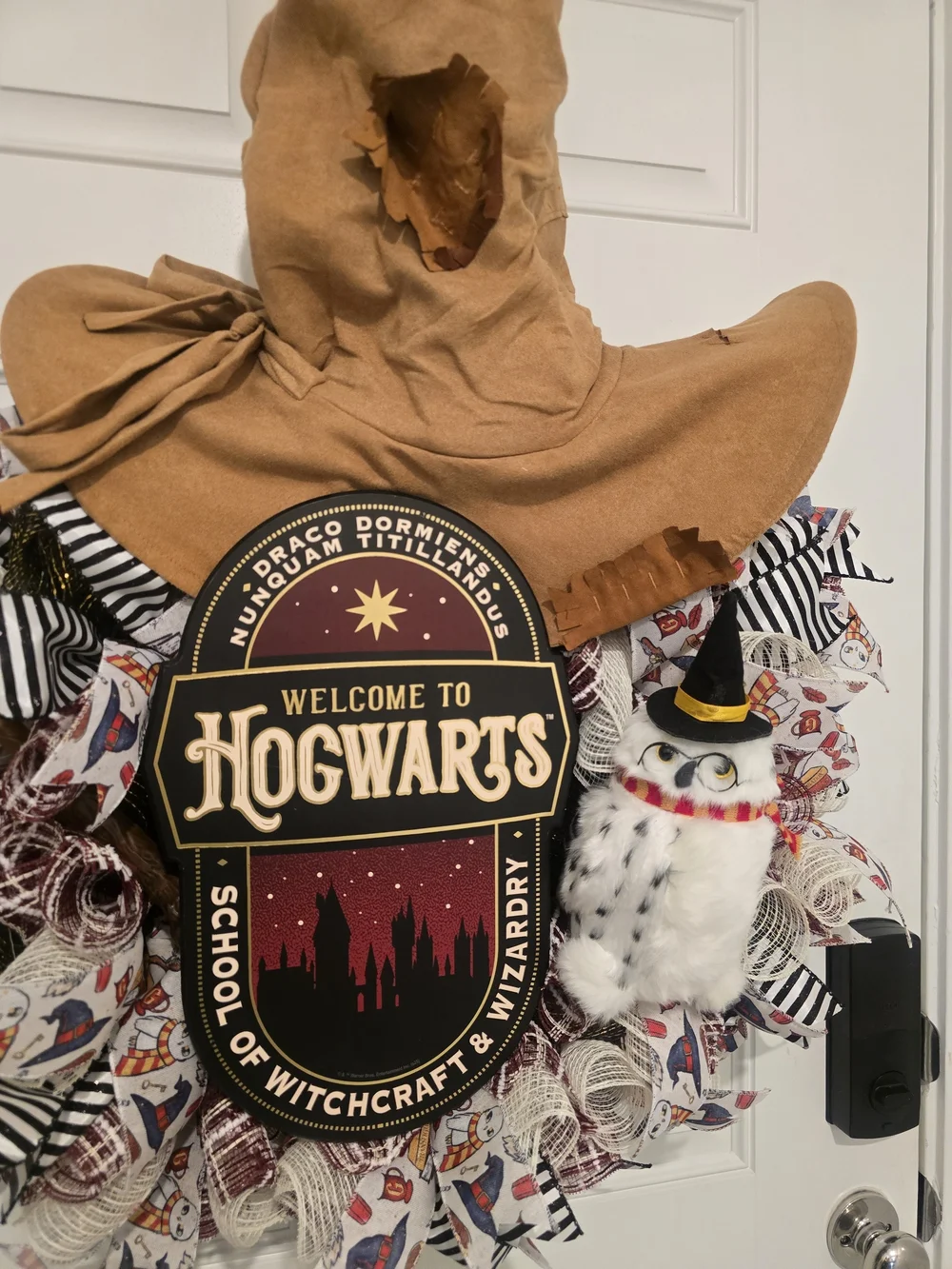 W143 – Hogwarts Sorting Hat Harry Potter WreathFun Harry Potter-themed wreath