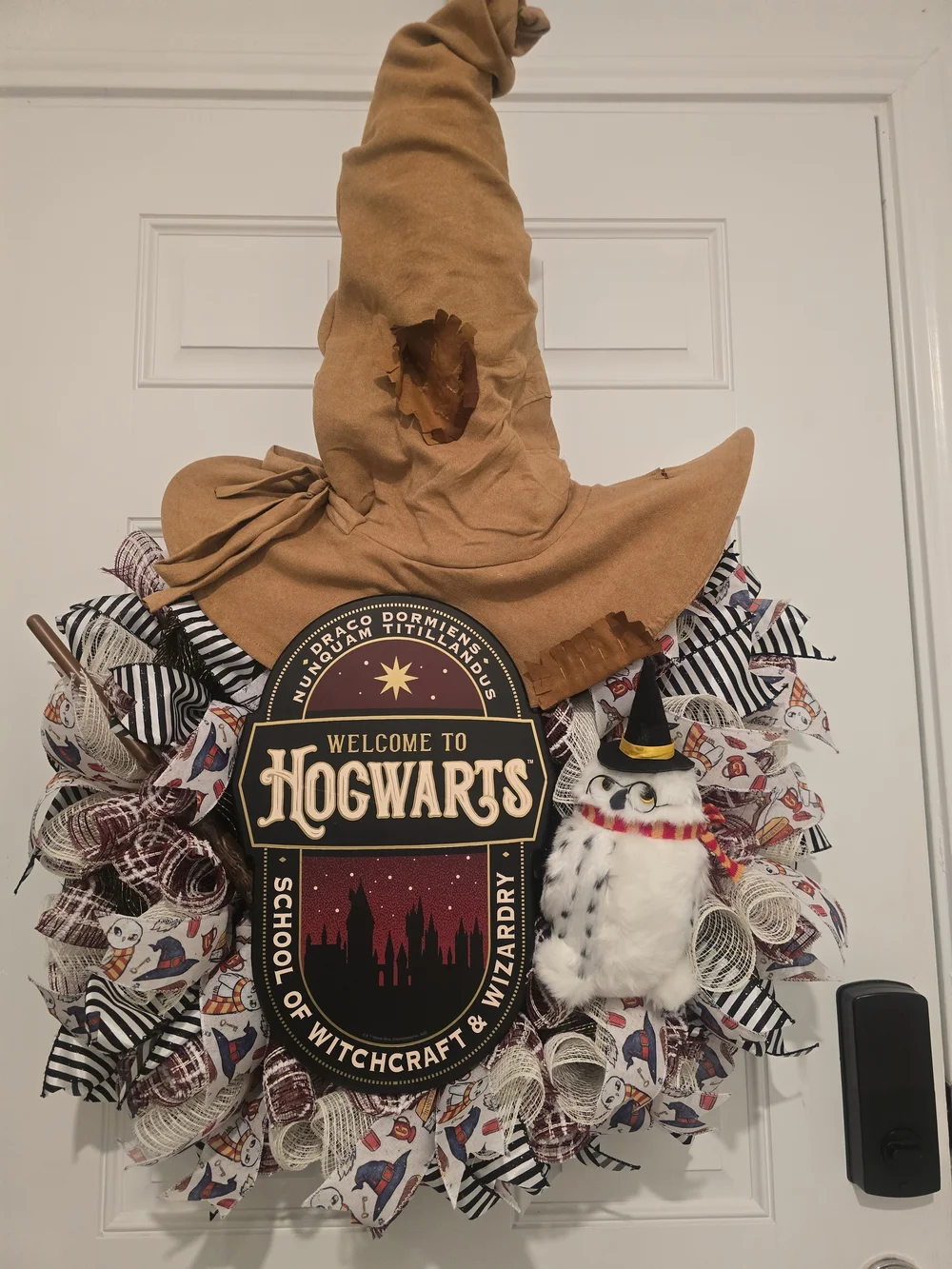 W143 – Hogwarts Sorting Hat Harry Potter WreathFun Harry Potter-themed wreath
