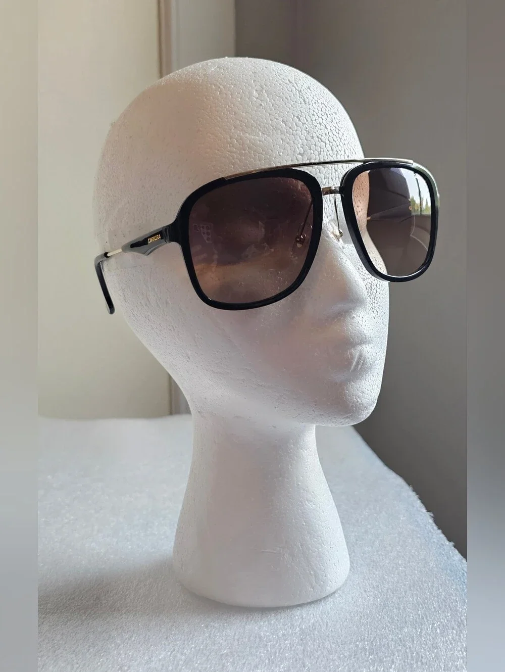 Carrera like features style