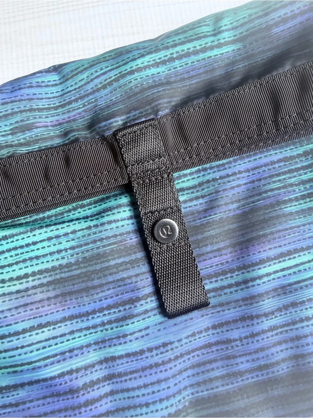 lululemon athletica features compact bag