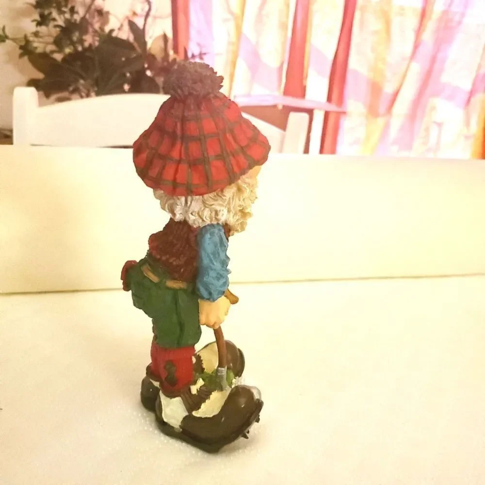 Golfing Santa Figurine 9