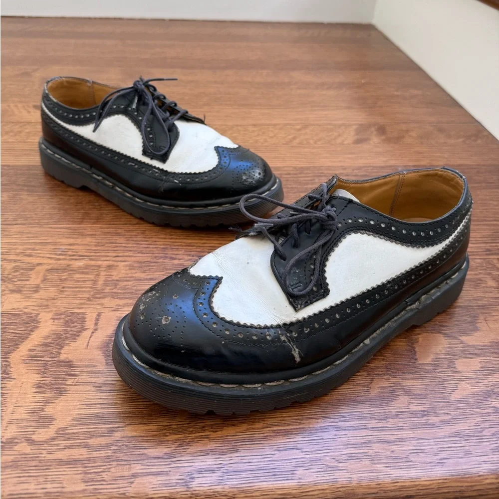 DOC MARTENS Vintage Oxford Brogues England Black White Wingtip Academia M 8 W 9‎